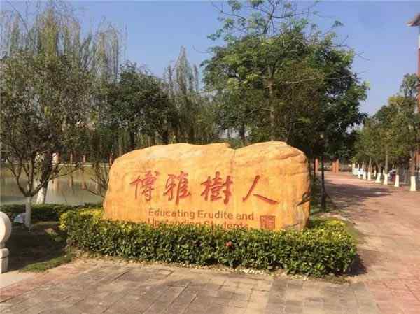 刻字石、石质坚硬