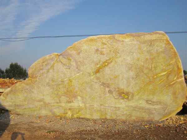 刻字石、石质坚硬