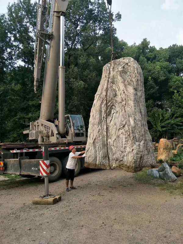 刻字石、质朴敦厚