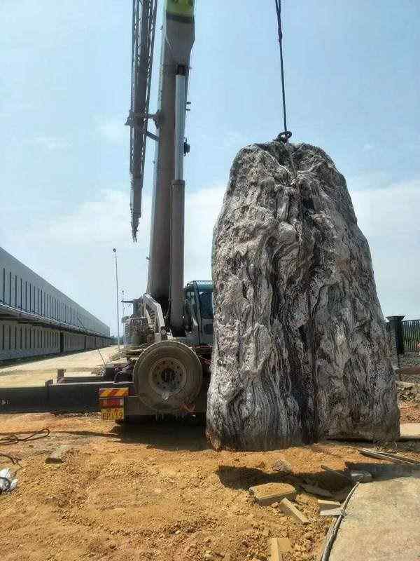 刻字石、质朴敦厚