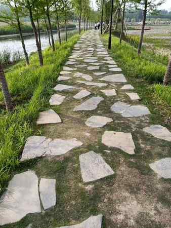 青石板、人工走道