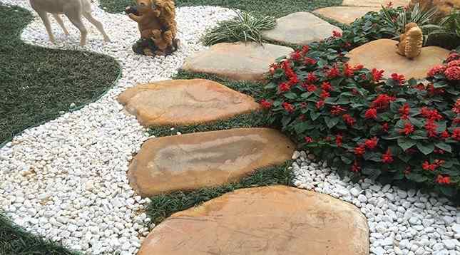 用作铺路的黄蜡石