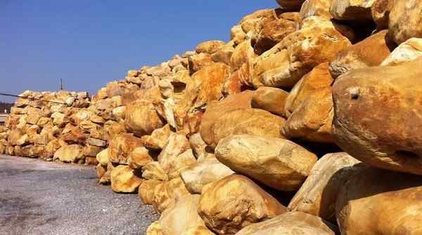 选购黄蜡石的时候有什么讲究。