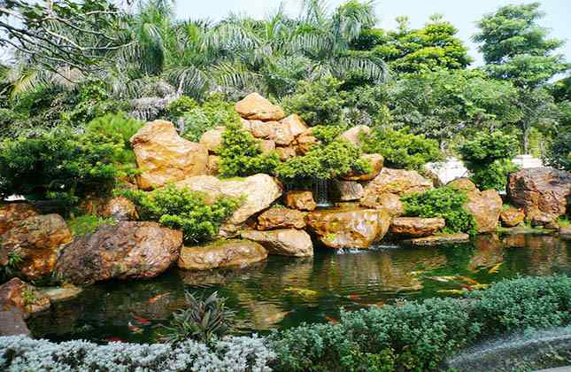 黄蜡石驳岸水系