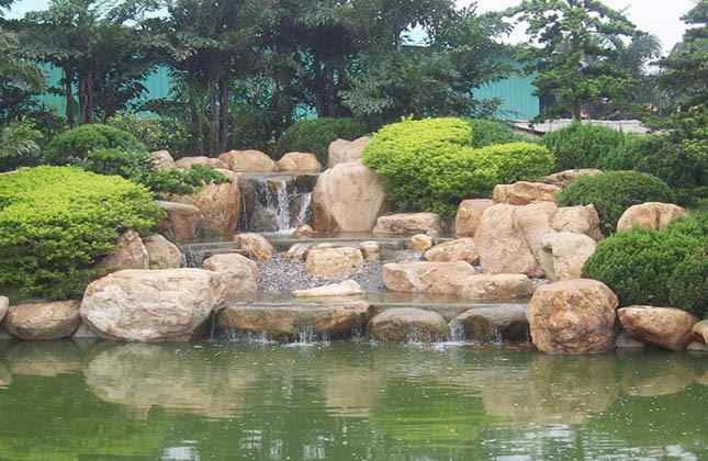 别墅黄蜡石假山水池