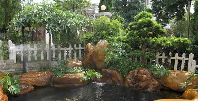  黄蜡石河道驳岸假山