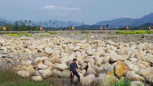 客户挑选水冲石