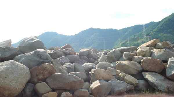 场地堆放的水冲石