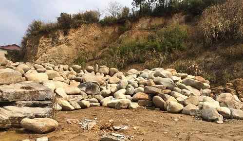 场地堆放的水冲石