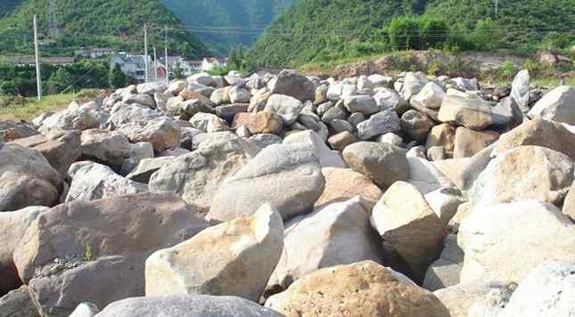 场地堆放的水冲石
