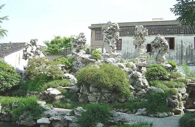 太湖石假山草坪点缀