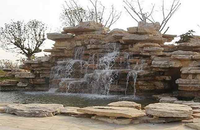 龟纹石假山堆砌完成