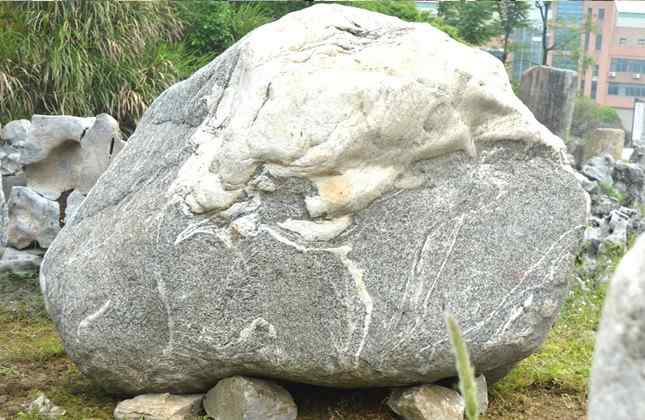 泰山石刻字石景观石草坪点缀