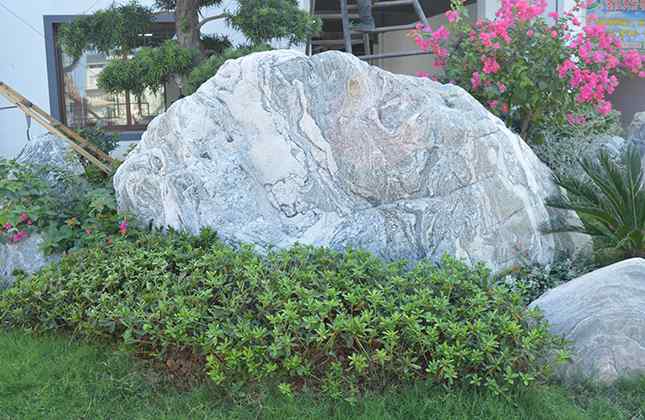 泰山石草坪点缀