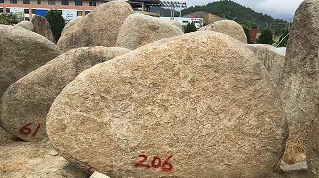 长2米高1.7米厚0.5米刻字石