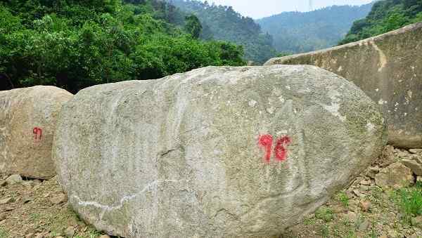 长3.8宽1.5高0.8米刻字石