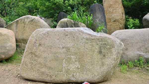 长2.8高1.5厚1米刻字石