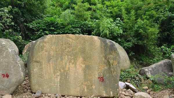 长3.1高1.9米刻字石