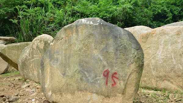 长2.2高2厚0.7米刻字石