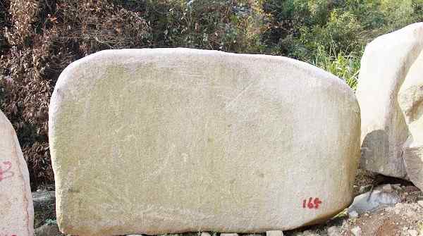 长3.7高2.2厚0.7米刻字石