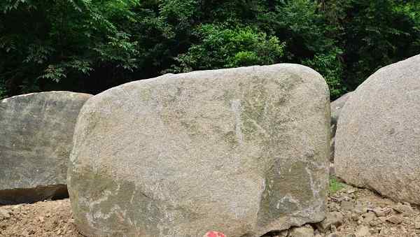 长2.8高1.8厚0.8米刻字石