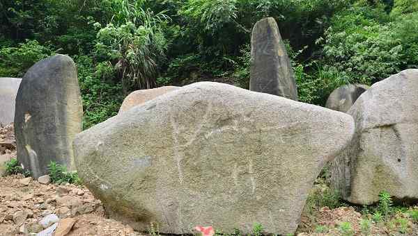 长4高2.2厚1米刻字石