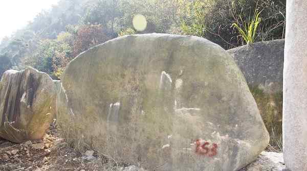 长4.5高2.1厚0.9米刻字石