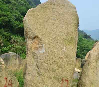 高4.7宽2.3厚2.4米刻字石