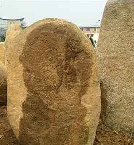 高1.3宽1.7厚0.4米刻字石