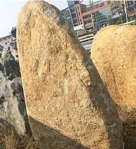 高1.3宽2.2厚0.7米刻字石