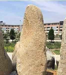 高2.6宽1.2厚0.7米刻字石