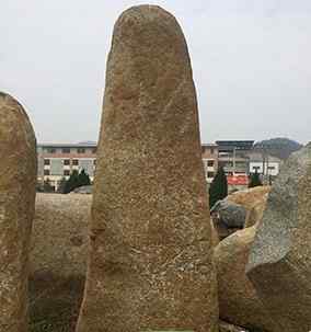 高1宽3.1厚0.8米刻字石