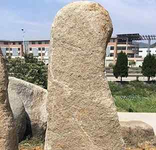 高2.7宽1.2厚0.6米刻字石