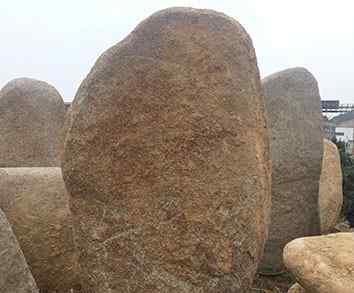 高1.5宽2.8厚0.6米刻字石