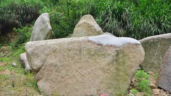 长4高1.9厚1米刻字石