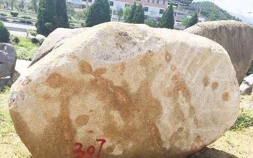 长2.6高1.4厚0.6米刻字石