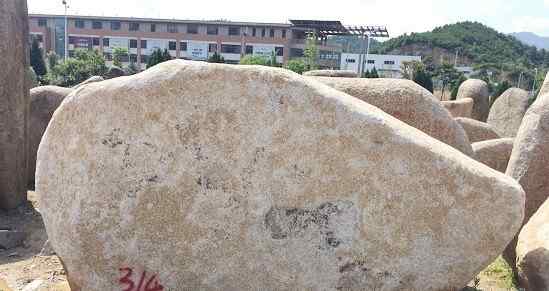 长3.3高1.8厚0.6米刻字石