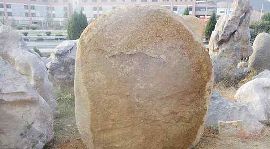 高1.5宽1.7厚0.5米刻字石