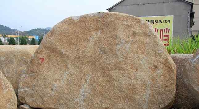 长4高2.4厚0.6米刻字石