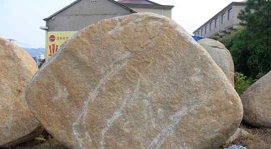 长3.5高2.3厚0.8米刻字石