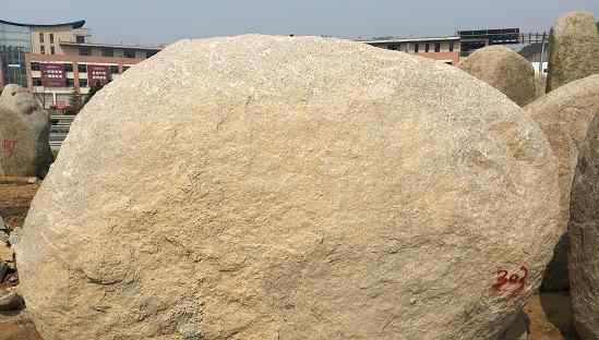 长3.5高2.1厚1.4米刻字石