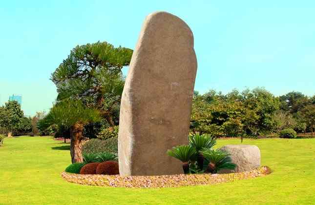 长1.4高3.1厚0.9米刻字石