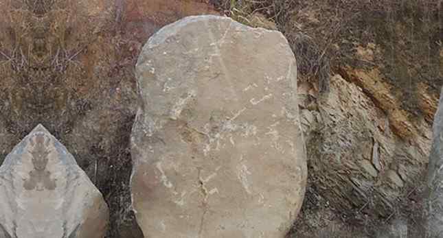 高3宽1.7厚0.8米刻字石