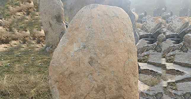 高1.4宽1.8厚0.7米刻字石