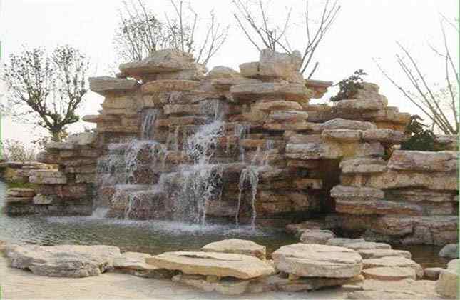 千层石假山流水施工完成