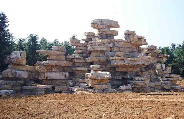 千层石假山安装中