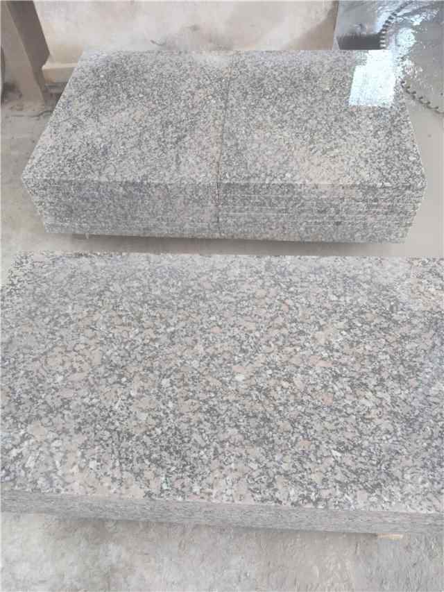 「天然花岗岩」梨花红花岗岩 颜色：灰色