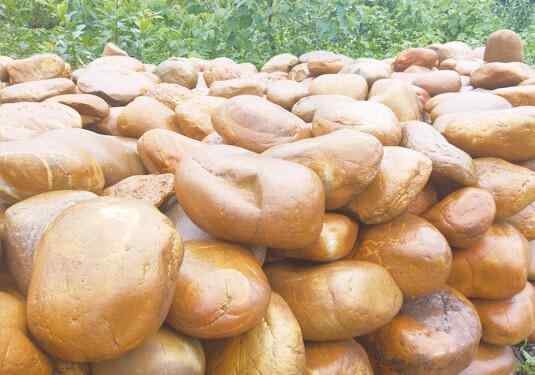 如何根据石材的表层皮挑选黄蜡石