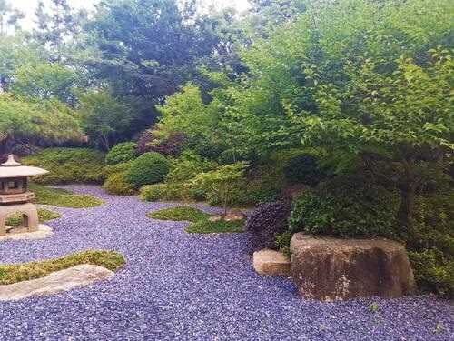 自然景观石在花园中如何摆放